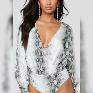 🆕 FN Snake Print Deep V Long Sleeve Bodysuit